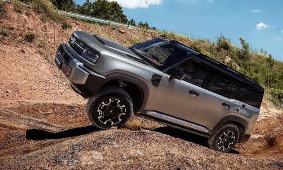 Geely làm nền tảng AI chuyên off-road thách thức cả G-Class, Defender: Tải trọng tới 16 tấn, mạnh hơn 1.100hp, nổ lốp ở 140km/h vẫn ổn định, nổi được trên nước