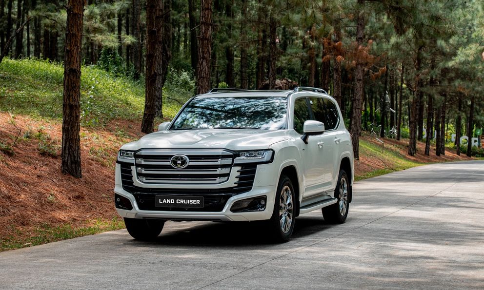 Toyota Land Cruiser 300 HEV ra mắt Việt Nam: Giá 4,71 tỷ đồng, mạnh 457 mã lực, 100km 'uống' 10 lít xăng