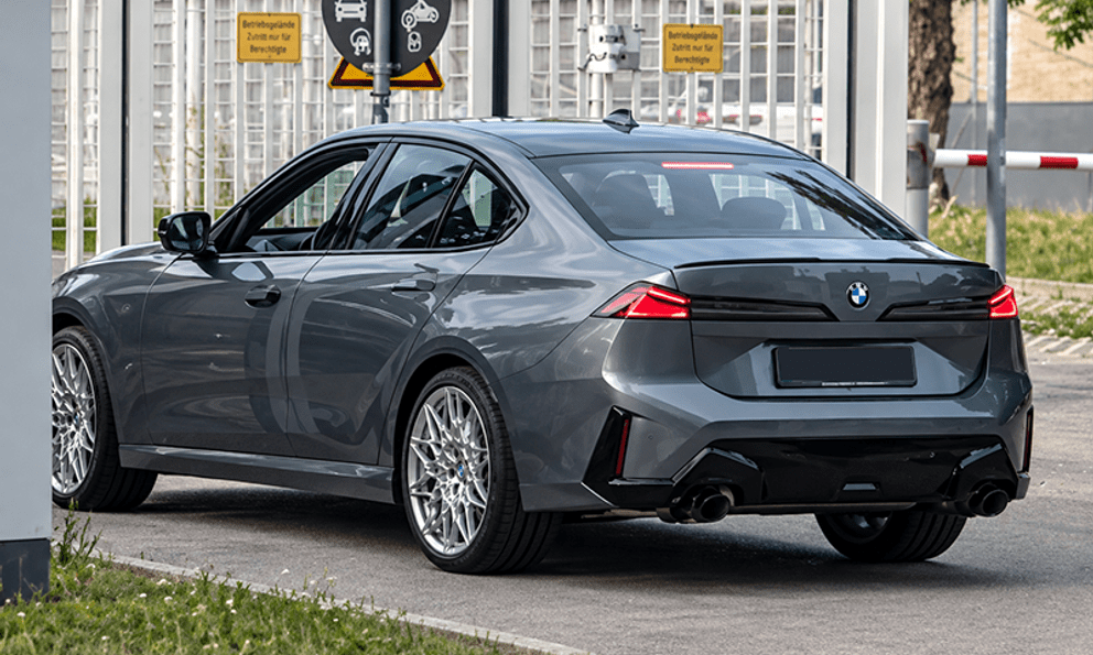BMW 3 Series đời mới lộ diện không che trên đường: Cản sau hầm hố, kích thước lớn hơn hiện tại, động cơ hybrid tiêu chuẩn cạnh tranh C-Class