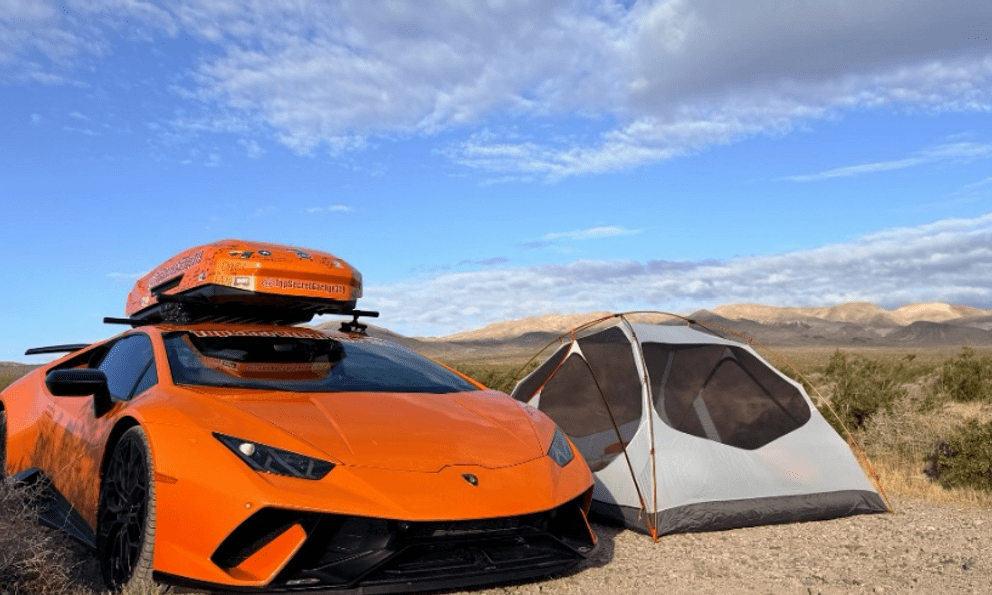Chủ xe Lamborghini Huracan chạy 6.400 km, chở 1.000 ô tô mô hình trên nóc để tặng miễn phí cho trẻ em trên đường