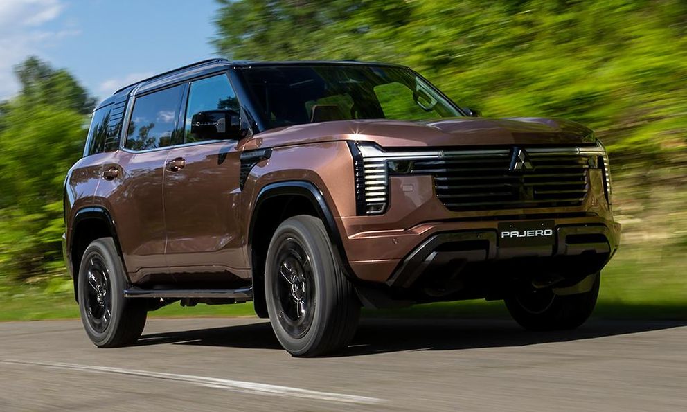 Cứ ngỡ đối thủ của Mitsubishi Pajero là Everest, Prado, nhưng thực tế lại là hai cái tên bất ngờ này