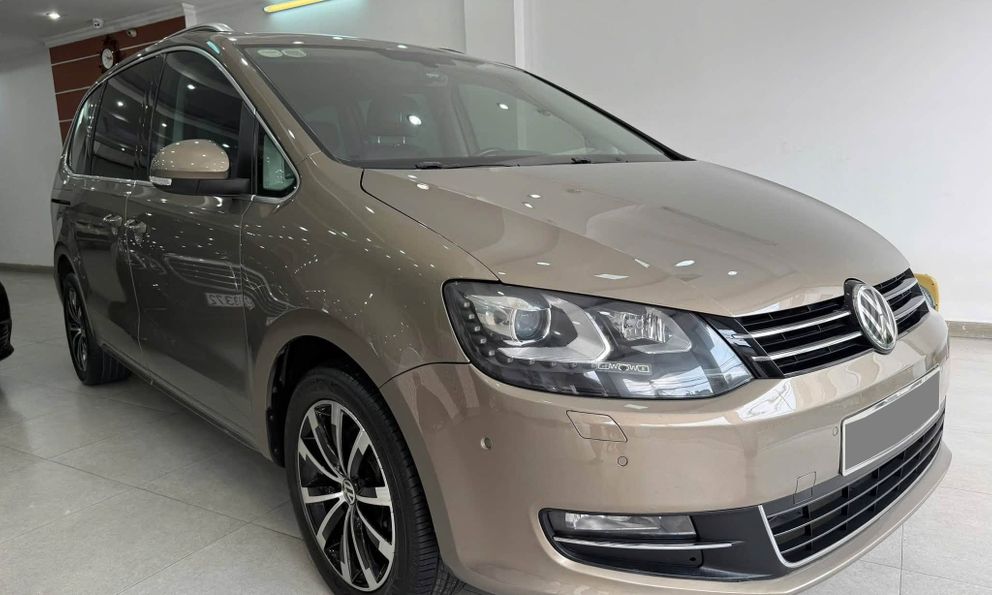 Volkswagen Sharan 10 năm tuổi bán lại ngang giá Honda City mới: Dài ngang Everest, cửa lùa, có ghế massage, cửa nóc toàn cảnh