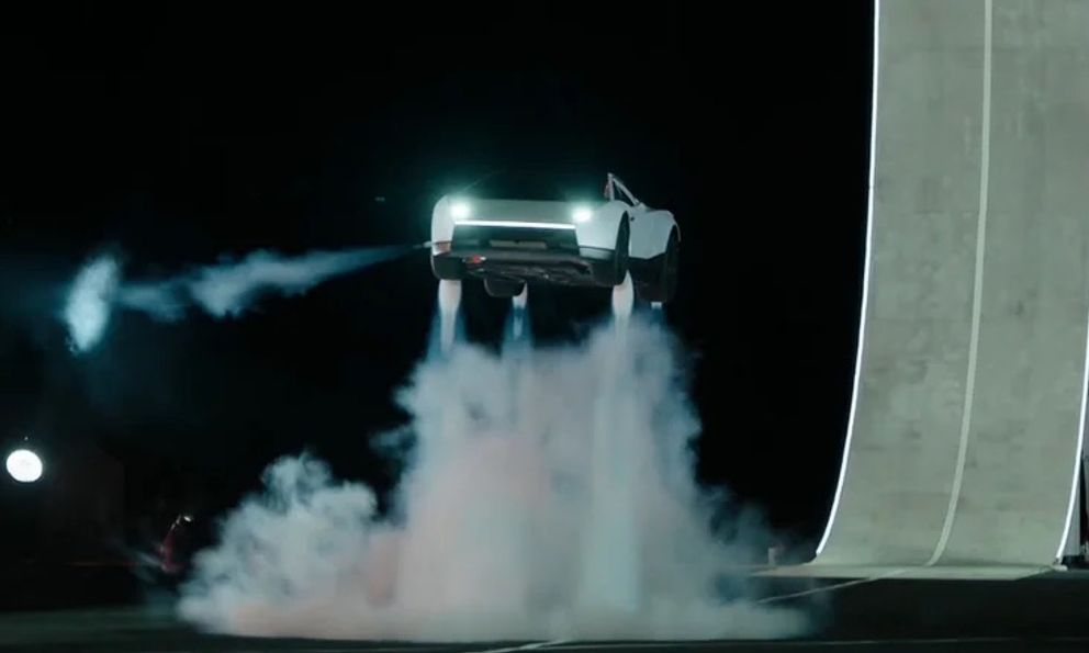 Choáng ngợp màn trình diễn ô tô bay của Tesla: Lên cao như tên lửa, nhào lộn được, sẽ sản xuất thương mại