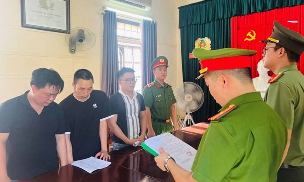 Bắt 3 đối tượng làm giả CMND để lập tài khoản ngân hàng đem bán