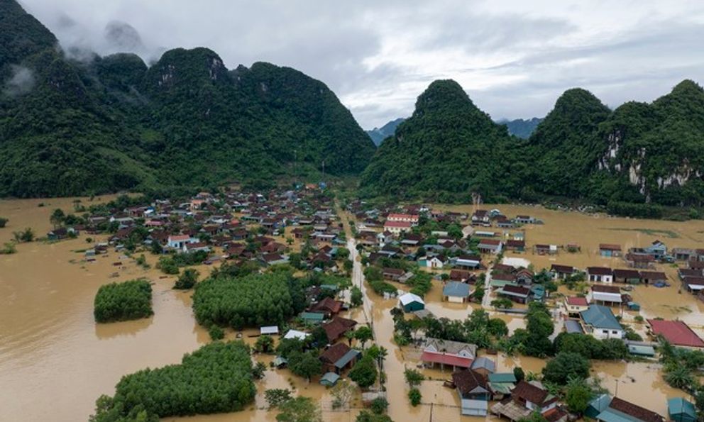 Quảng Bình: Tàu hàng và 6 thuyền viên trôi ra biển, nhiều nơi ngập sâu