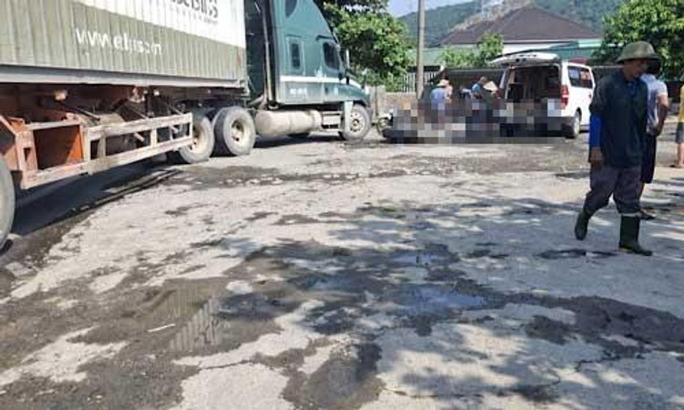 Quảng Bình: Va chạm giữa container và xe máy khiến 2 người thương vong