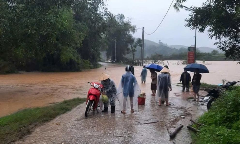 Người đàn ông bị cuốn trôi sau khi cứu được cháu bé trong dòng nước dữ 