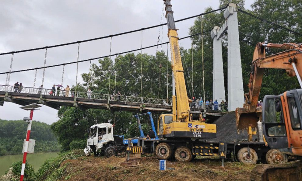  Trục vớt thành công xe chở rác rơi xuống sông Hương