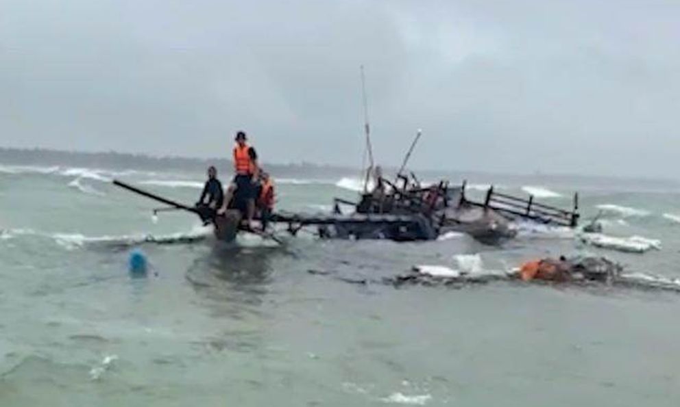 Quảng Bình: Cứu sống 14 ngư dân bị chìm tàu trên biển 
