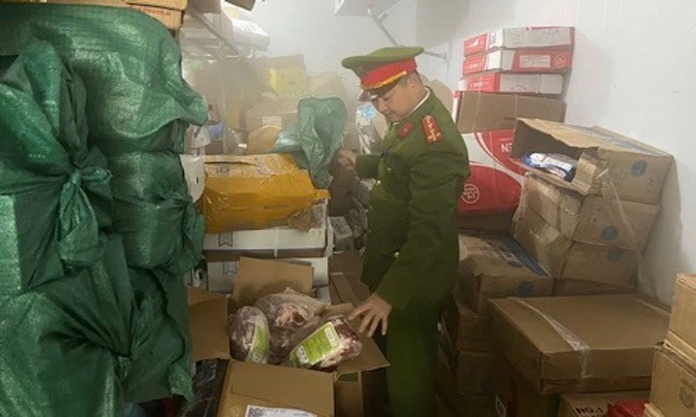 Hãi hùng kho đông lạnh chứa 1,8 tấn thịt bốc mùi, quá hạn
