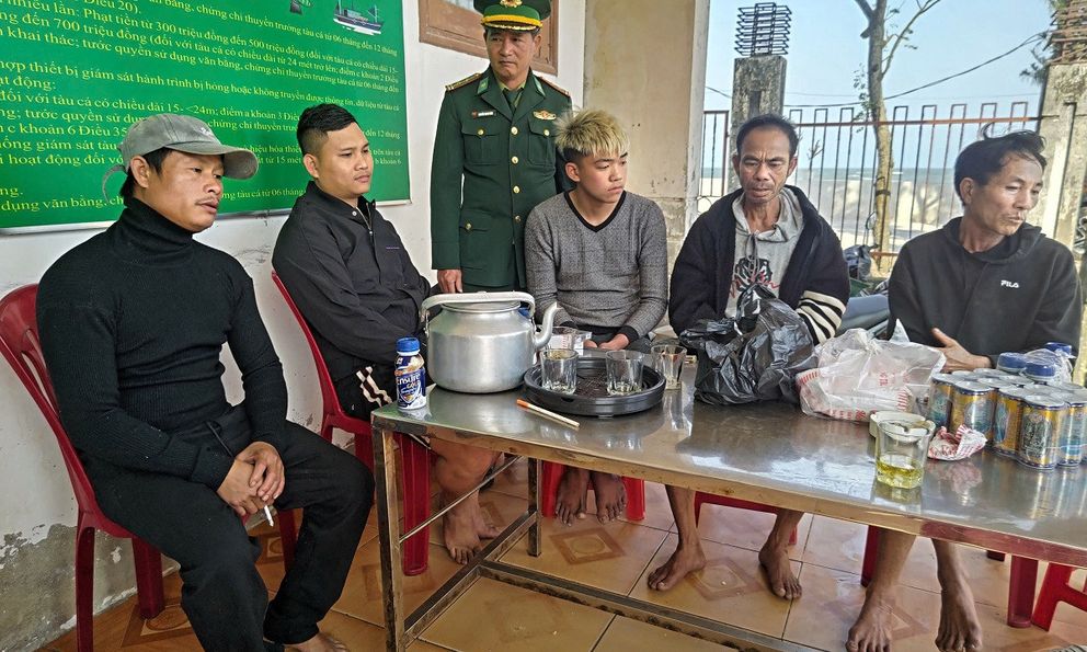 Quảng Bình: Tàu cá chở 6 thuyền viên chìm giữa biển