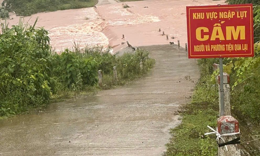 Tìm kiếm 2 chị em bị nước lũ cuốn trôi mất tích ở Quảng Bình