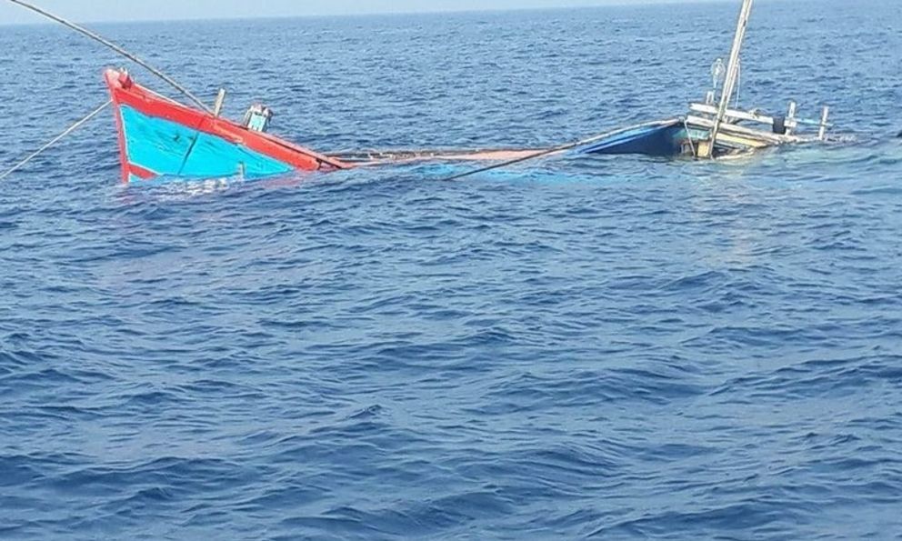 Quảng Trị: Ứng cứu 7 thuyền viên của tàu cá bị chìm trên biển