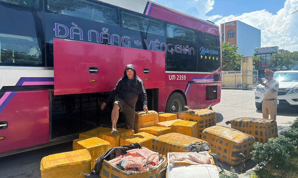 Gần 1 tấn sụn chân gà bốc mùi sắp lên bàn nhậu bị thu giữ