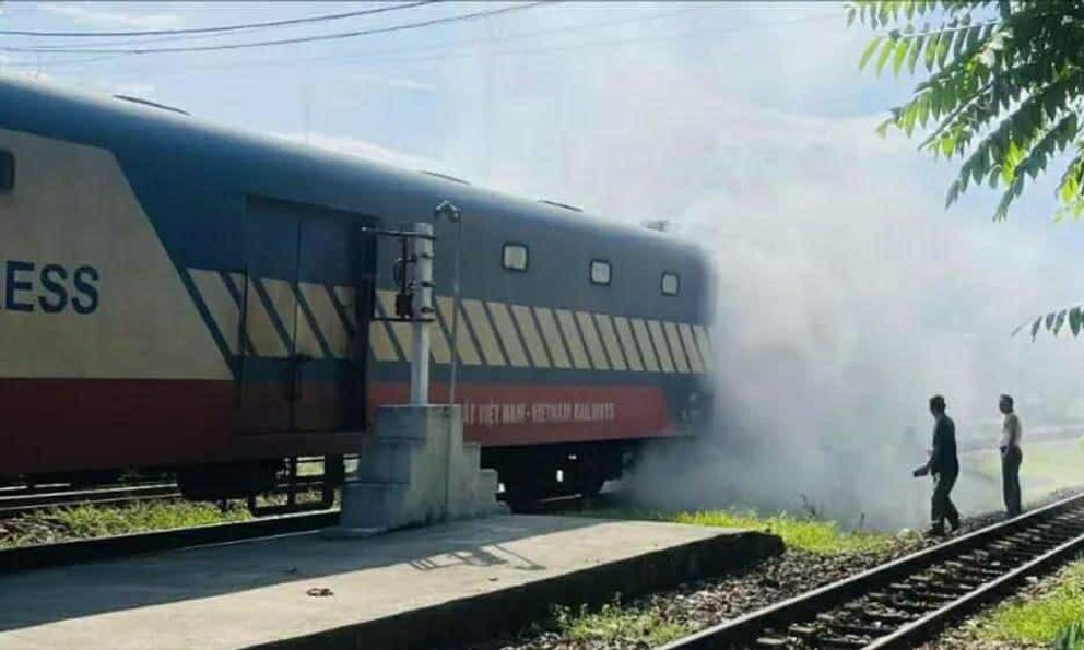 Đầu máy tàu hoả bốc khói nghi ngút vì sự cố kỹ thuật 