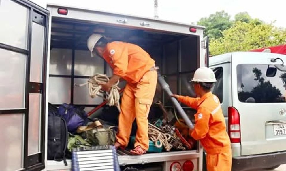 Cử đội xung kích Quảng Trị hỗ trợ Hà Tĩnh khôi phục lưới điện