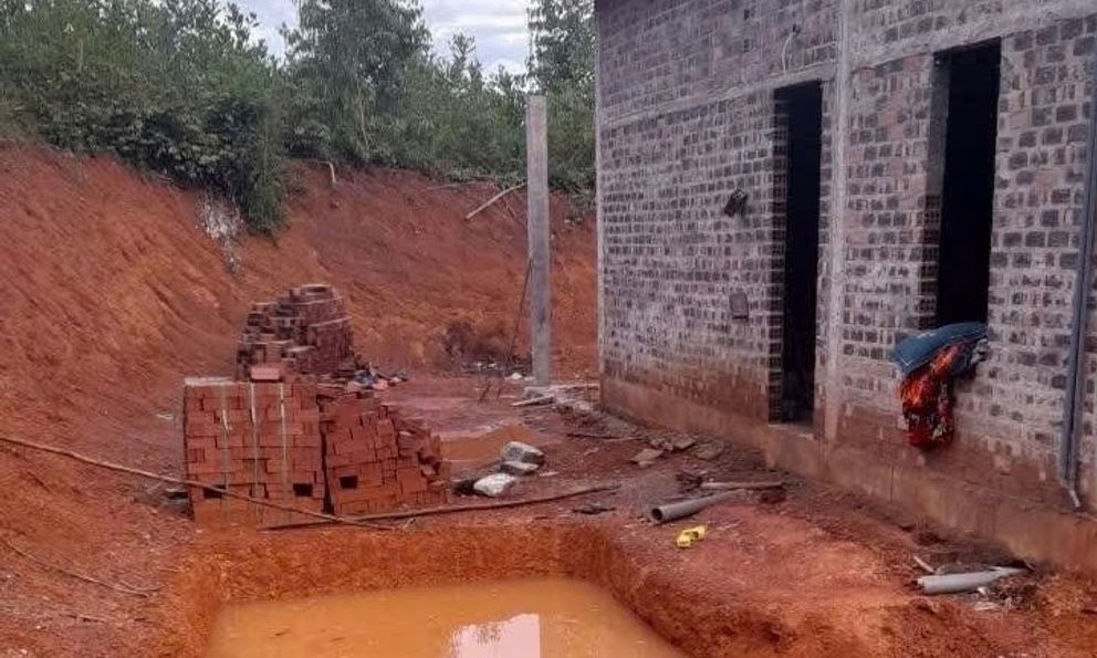 Bé 6 tuổi rơi xuống hố nước cạnh nhà, đuối nước tử vong