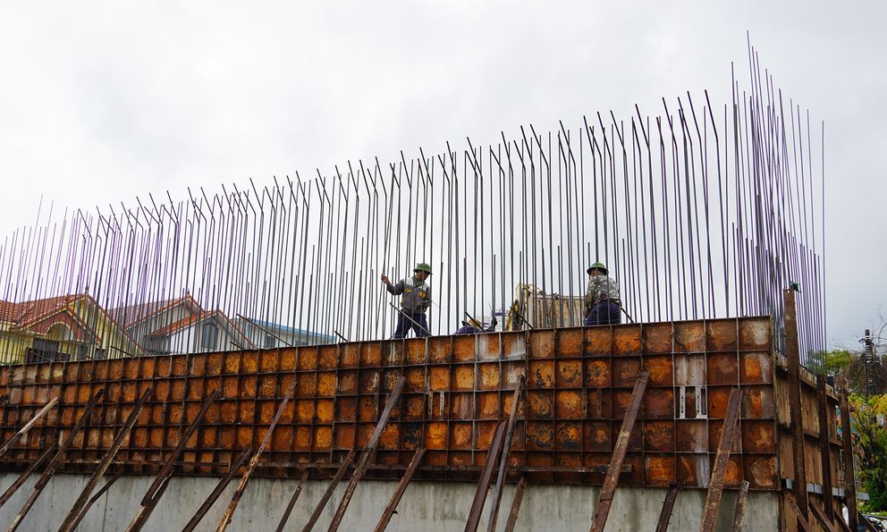 Đôn đốc dự án cầu vượt đường sắt từng chậm tiến độ do vướng mặt bằng