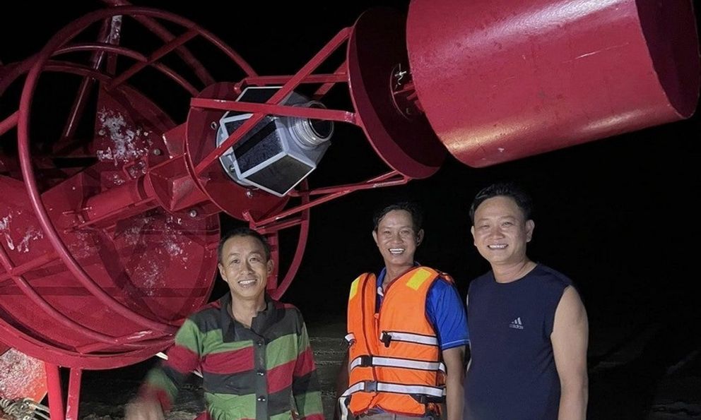 Trục vớt được phao tiêu hàng hải lớn trôi dạt vào bờ ở Quảng Trị