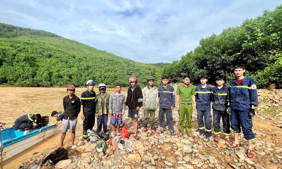 Cứu 5 người dân mắc kẹt trong dòng nước lũ 