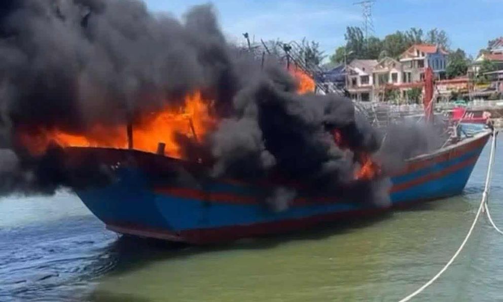 Tàu cá đang neo đậu trên sông Nhật Lệ bốc cháy dữ dội