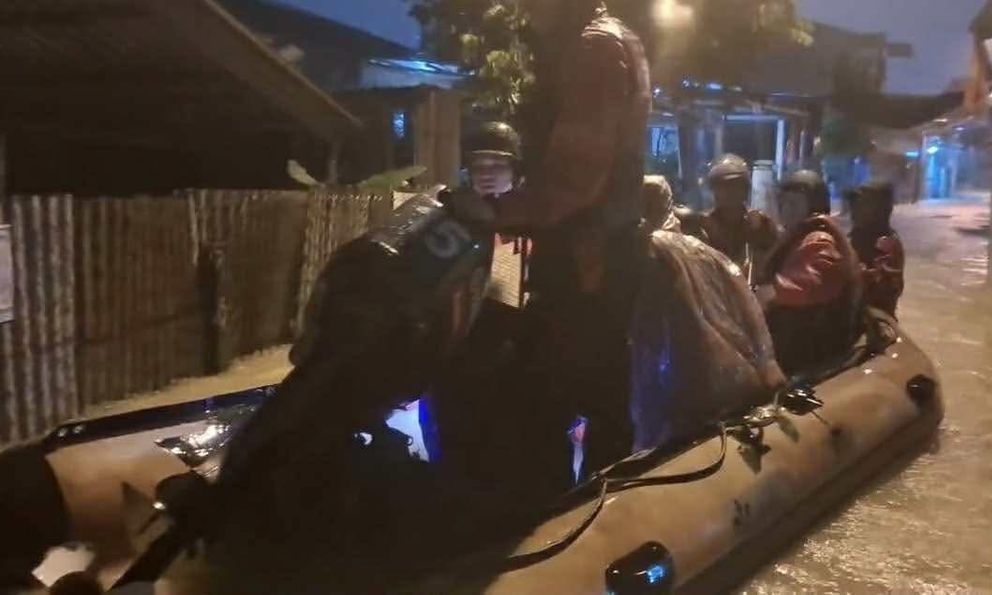 Đi ra bến xe để về quê, 1 người bị nước cuốn mất tích