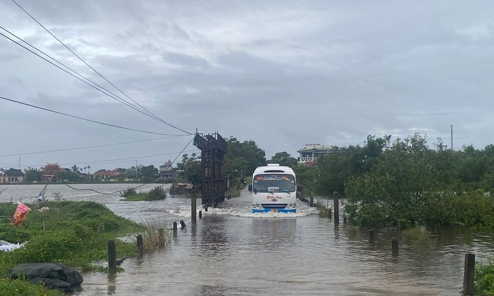 Quảng Trị: 4 người mất tích, bị thương; 8 nhà dân tốc mái