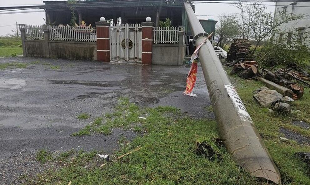 Điện lực Huế hỗ trợ Quảng Trị khắc phục lưới điện sau bão số 10