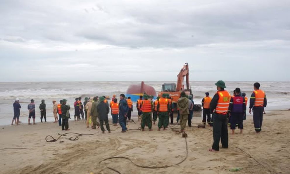 Quảng Trị: Huy động 9 tàu chuyên dụng tìm kiếm ngư dân mất tích