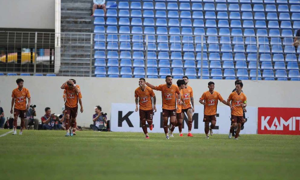 Sao 16 tuổi phát khóc vì sung sướng, HAGL “đè bẹp” đối thủ để chễm chệ ngôi đầu V.League