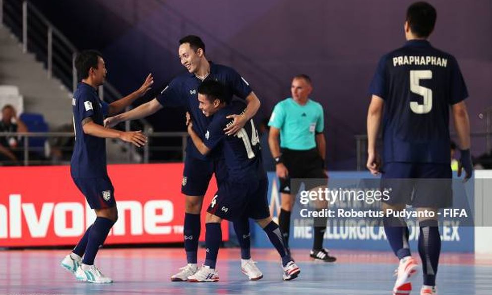 Bùng nổ ở trận cầu 15 bàn thắng, tuyển Thái Lan tưng bừng vào vòng 1/8 Futsal World Cup