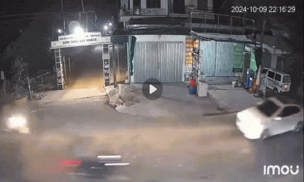 VIDEO: Chiếc xe nát vụn, tài xế nằm dính trên nóc capo sau cú tông với tốc độ xé gió