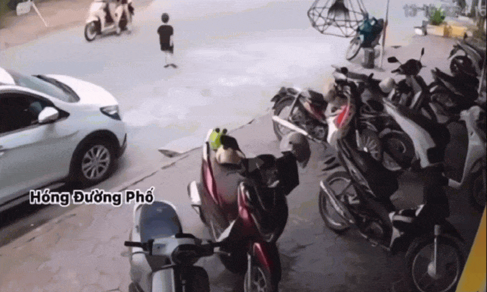 10 giây sau khi thả em bé giữa đường, cặp đôi phải hối hận, ai xem cũng bức xúc