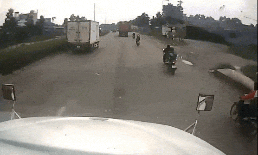 Cú đánh lái “thần sầu” của container cứu một mạng người dưới bánh xe