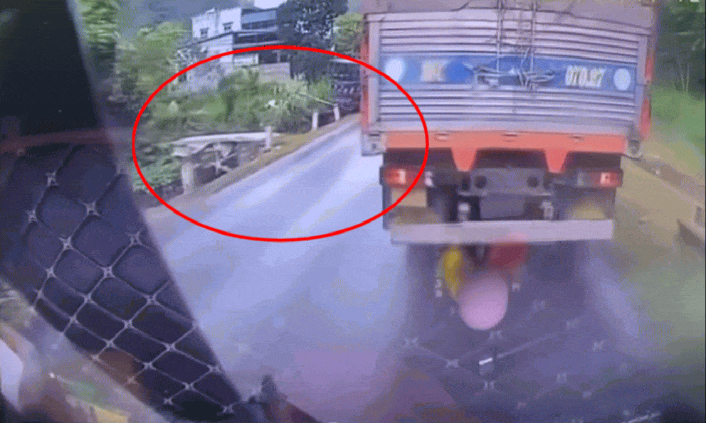 Sau tiếng hét hoảng sợ, xe tải lao thẳng xuống vệ đường, đoạn hội thoại trong xe gây bức xúc