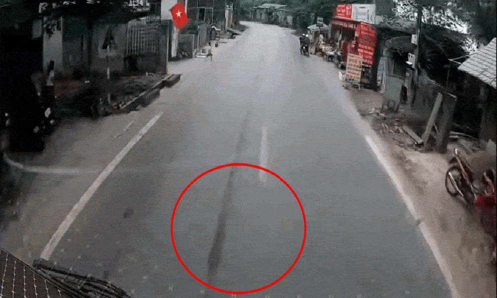 Bé trai lao thẳng ra đầu xe tải 9 tấn, cảnh tượng sau đó khiến tài xế 