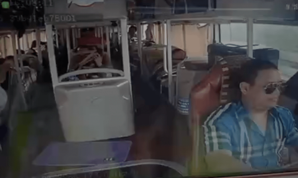 Tài xế “diễn xiếc” dùng cùi chỏ đánh vô-lăng, tay bấm nhoay nhoáy dù nắm giữ hàng chục mạng người