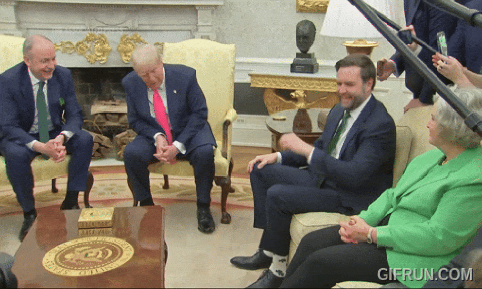 Đang họp ở Phòng Bầu dục, Tổng thống Trump bị phân tâm bởi 1 thứ ở chân 