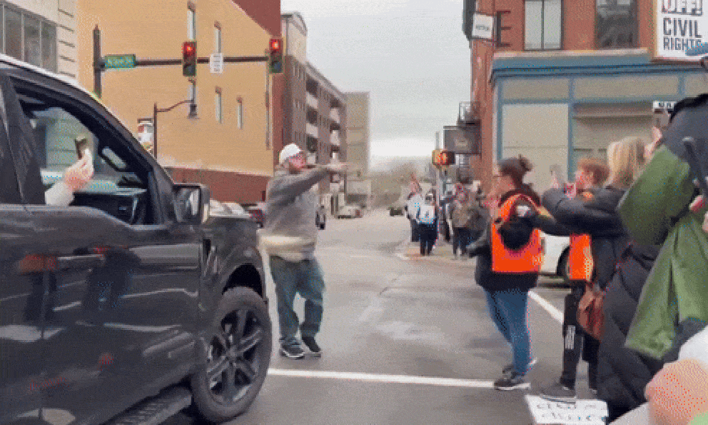 Biểu tình tại 1.400 địa điểm ở Mỹ: Tài xế đội mũ MAGA rút súng giữa xô xát với người phản đối ông Trump