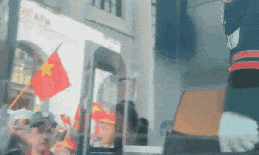 Báo Nga: Cờ đỏ sao vàng tung bay ở Moscow, đoàn quân nhân Việt Nam xuất hiện giữa tiếng hò reo