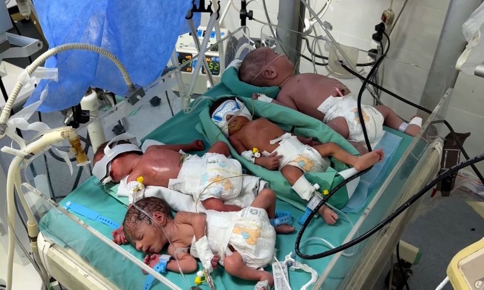 Khủng hoảng nhiên liệu lên đỉnh điểm, các bác sĩ Gaza tuyệt vọng đặt nhiều trẻ sơ sinh vào 1 lồng ấp 