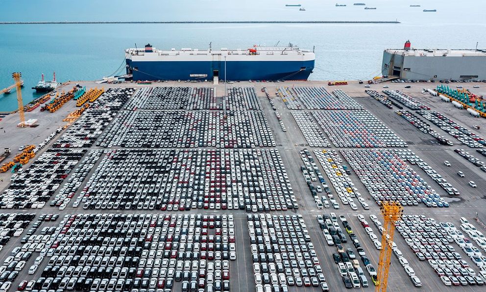 Cảng châu Âu hóa bãi xe khổng lồ: Hàng nghìn ô tô nằm chờ số phận sau 1 tuyên bố của Tổng thống Trump