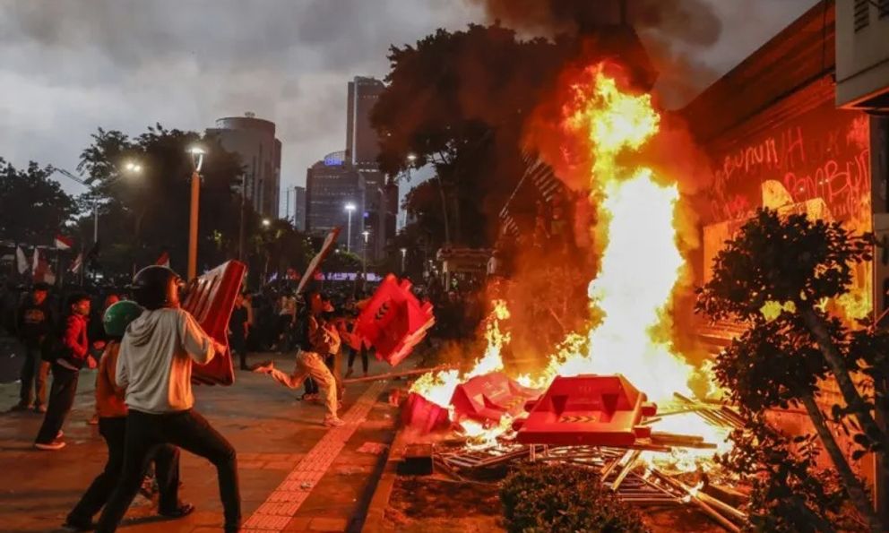 Indonesia triển khai xe bọc thép tới tòa Quốc hội, Tổng thống đưa biện pháp 