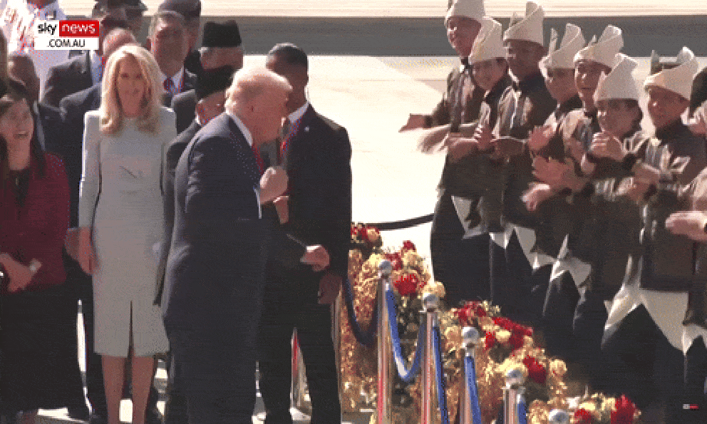 Ông Trump bất ngờ nhảy trên thảm đỏ khi tới dự Hội nghị Thượng đỉnh ASEAN