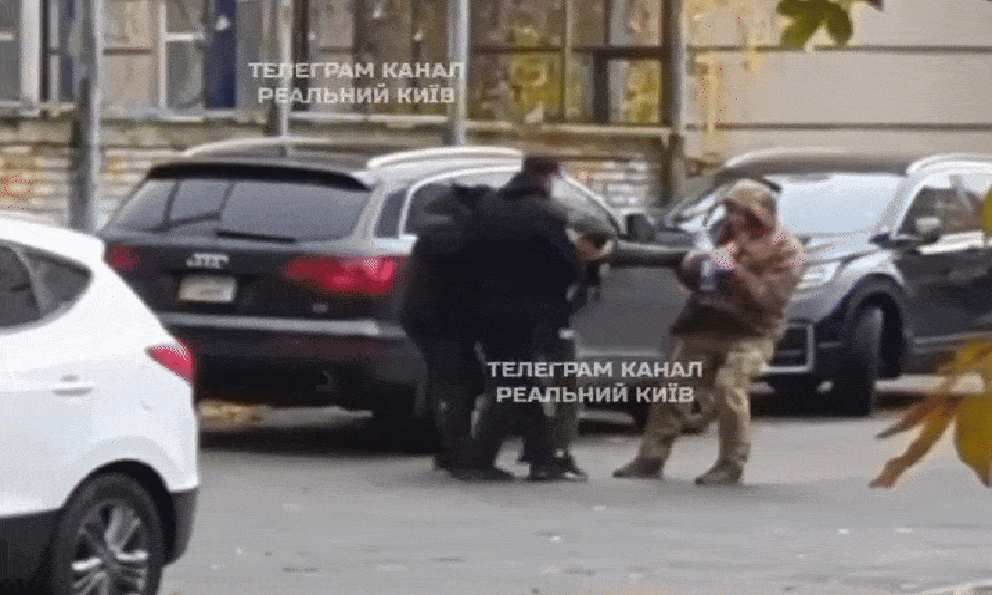 ‘Xe buýt hóa’ lan tới trường học: Giáo viên bị bắt giữa giờ – Ukraine khủng hoảng quân số