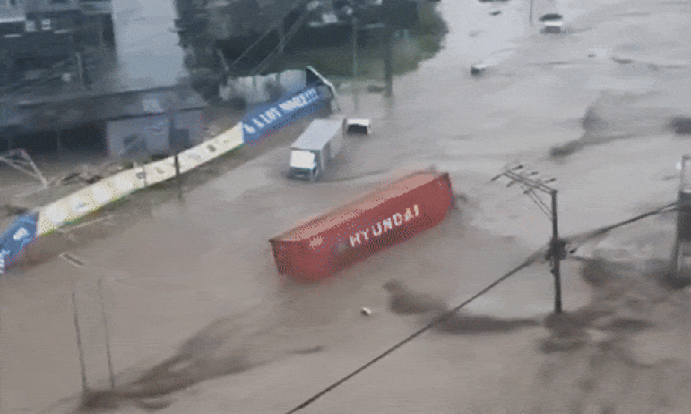 Số người chết do bão tăng vọt, Philippines ban bố tình trạng khẩn cấp - Kalmaegi áp sát đất liền Việt Nam