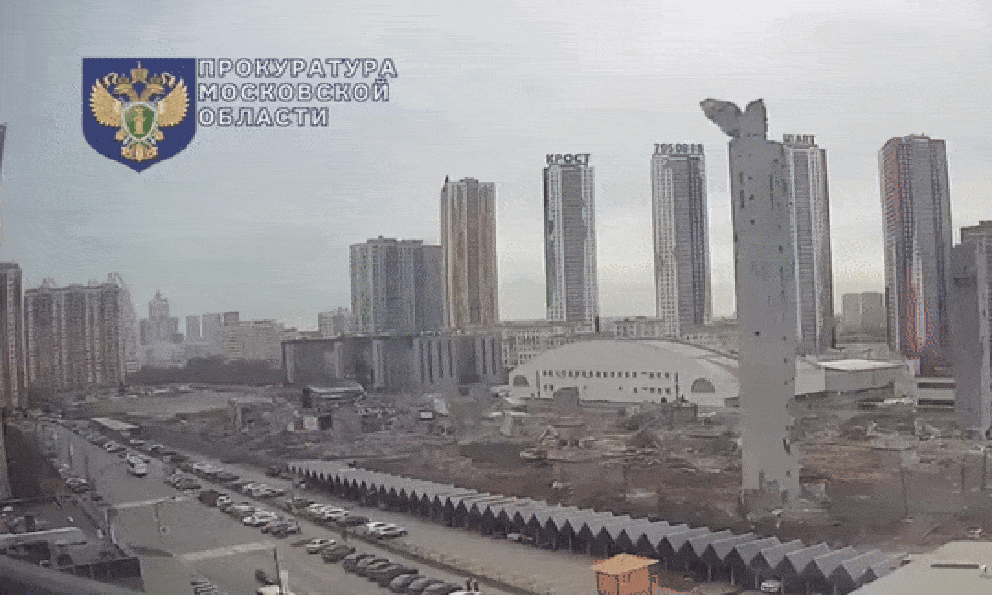 Khoảnh khắc kinh hoàng ở Moscow: Khu trượt tuyết khổng lồ đổ sập, khói bụi nuốt trọn bãi xe!