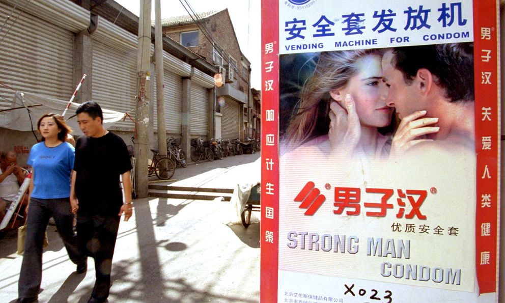 Đánh thuế bao cao su lần đầu sau 30 năm: Trung Quốc siết tránh thai để cứu lực lượng lao động