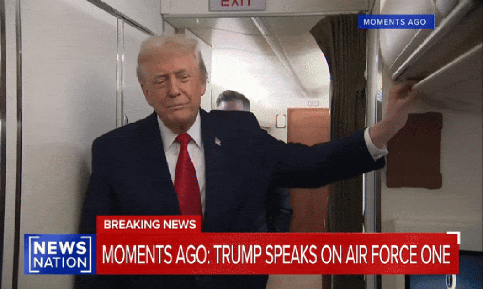 Ông Trump bị cửa nhà vệ sinh va vào người trên chuyên cơ Air Force One