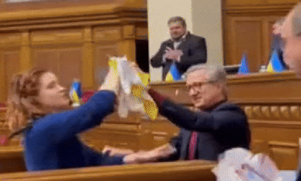 Biểu ngữ, băng dính đỏ và xô xát: Hình ảnh hiếm thấy ở Quốc hội Ukraine vì Tổng tư lệnh quân đội